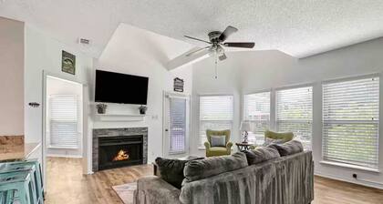 3 Bedroom Lake Escape steps to resort & marina