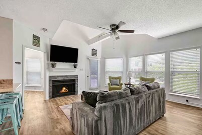 3 Bedroom Lake Escape steps to resort & marina