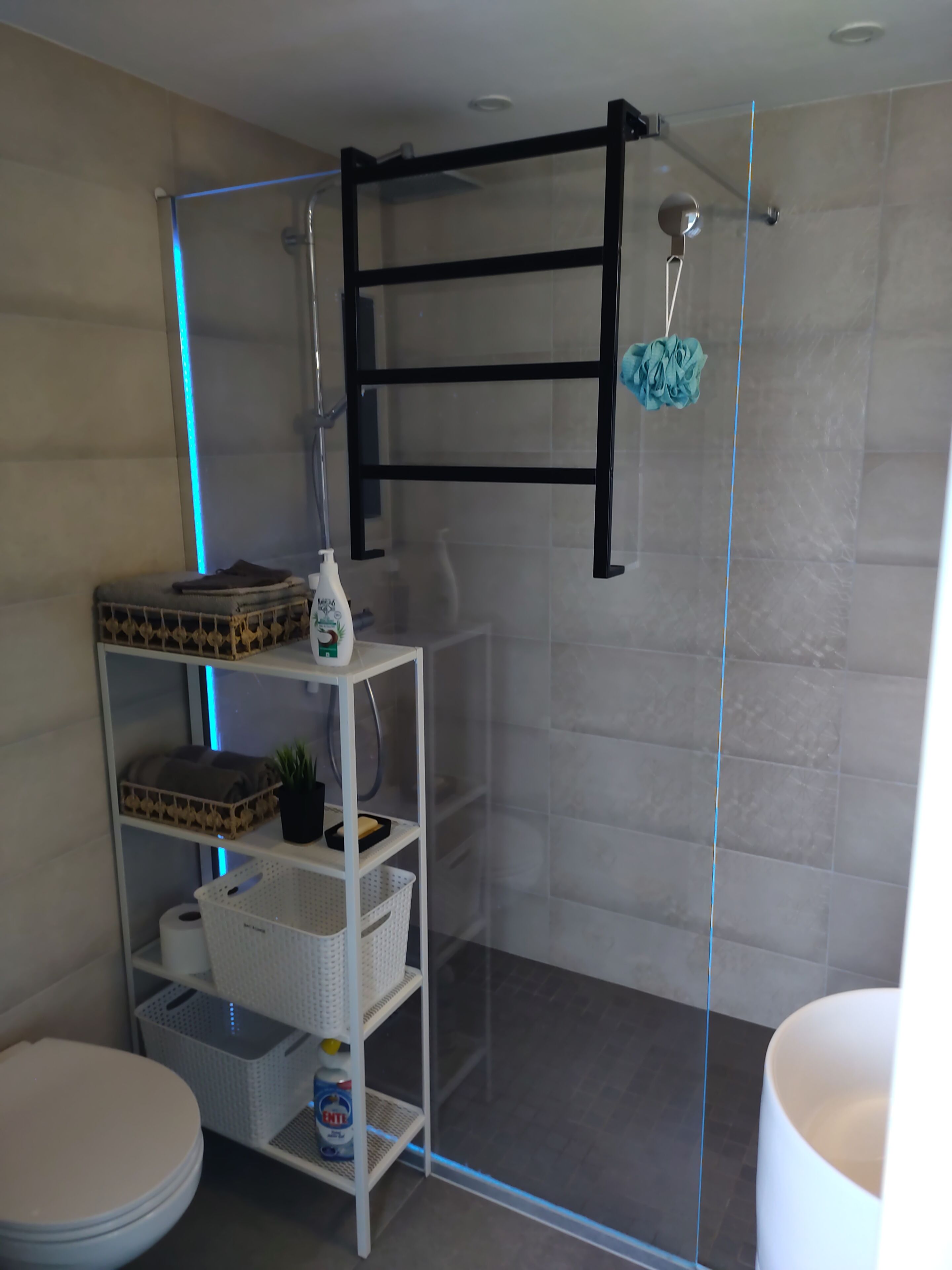 Dusche, Haartrockner, Handtücher, Seife