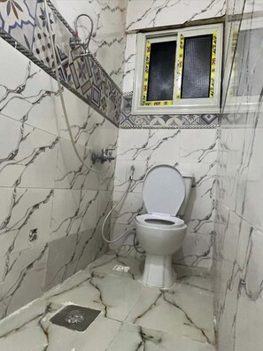 Ducha, toallas, jabón y papel higiénico
