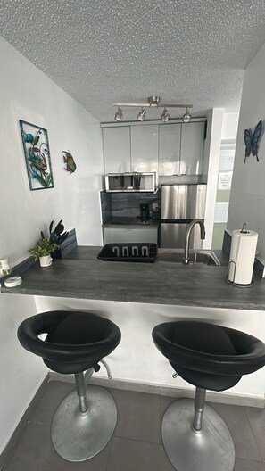 Réfrigérateur, micro-ondes, plaque de cuisson, cafetière/bouilloire