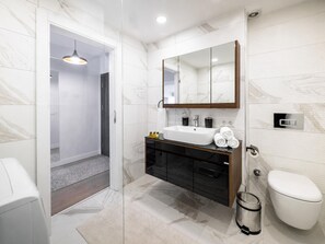 Dusche, Haartrockner, Handtücher