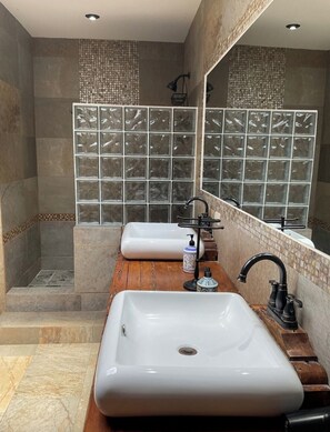 Douche, sèche-cheveux, bidet, serviettes fournies