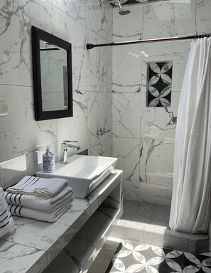 Shower, hair dryer, bidet, towels - Villa Tres Volcanes - Antigua (San Pedro Las Huertas)