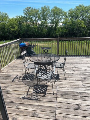 Outdoor dining - Spacious 4-bedroom house with AC in serene Rochester (Rochester)