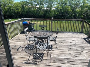 Outdoor dining - Spacious 4-bedroom house with AC in serene Rochester (Rochester)