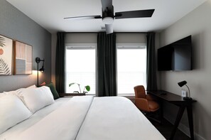 3 habitaciones, escritorio y tabla de planchar con plancha 