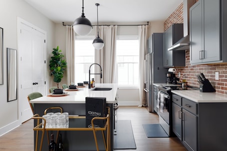 Fridge, microwave, oven, stovetop. Parkside Pied-à-Terre - World Cup 3 bed/bath Sleeps 6 -