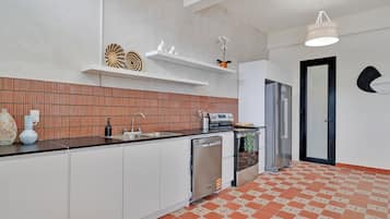 Coffee/tea maker, fridge, microwave, oven