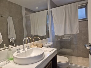 Sèche-cheveux, serviettes fournies, savon, papier toilette