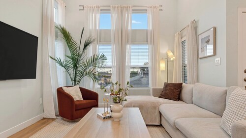 J Street by Avantstay Sun-filled Two-story Home Near Balboa Park + Gaslamp Quarter