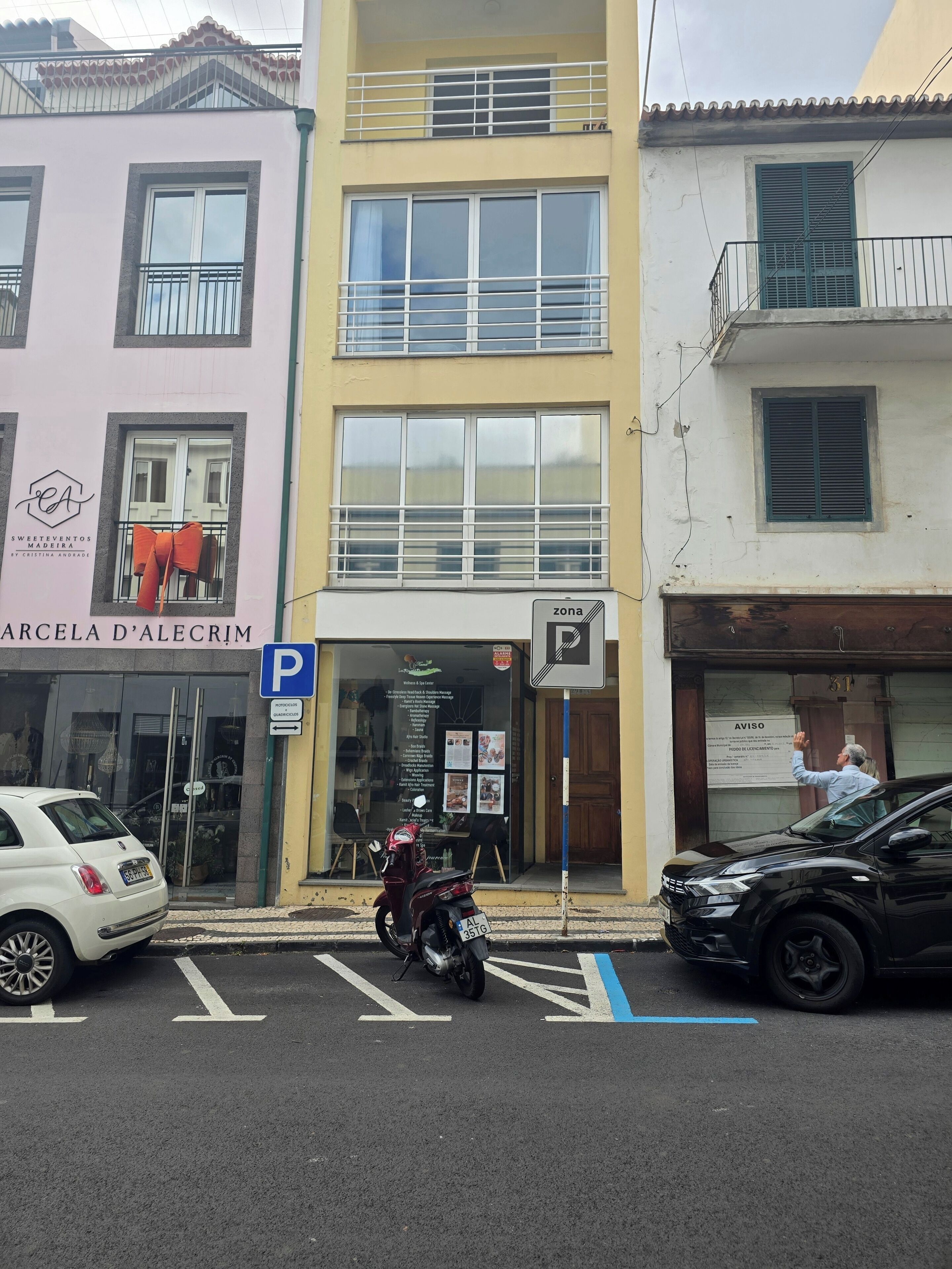 Straßenansicht mit einem Gebäude, auf dem 'SWEETEVENTS MADEIRA' steht, und einem 'P'-Parkschild.