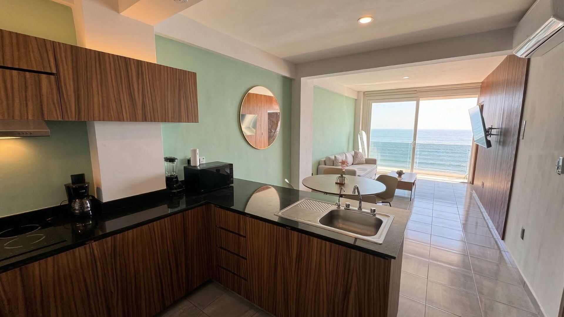 Deluxe Apartment, Balcony, Sea View | Interior