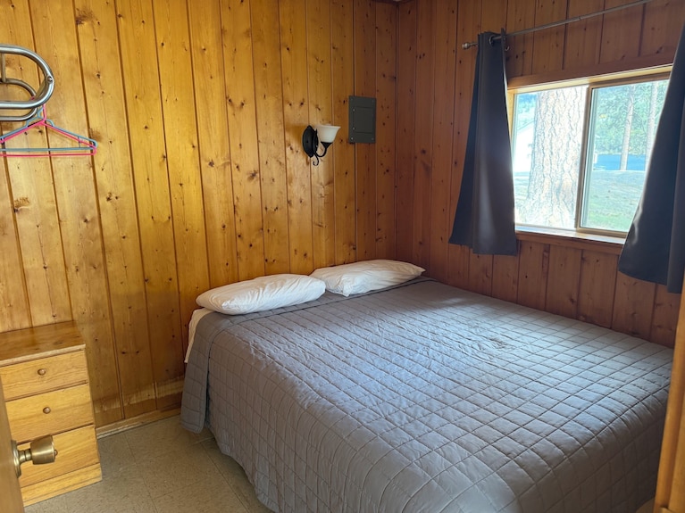 Charming Lakefront Cabin W/ Full Kitchen - Sleeps 3- At Tiffanys Resort - Washington