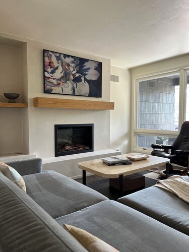Private, design-forward 3bd, 2ba home in Eugene’s desirable Oakway neighborhood.