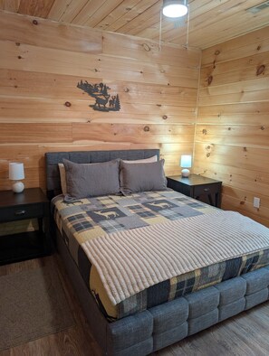 2 bedrooms, iron/ironing board, WiFi, bed sheets - Cabin by Fall Creek Falls (Spencer)