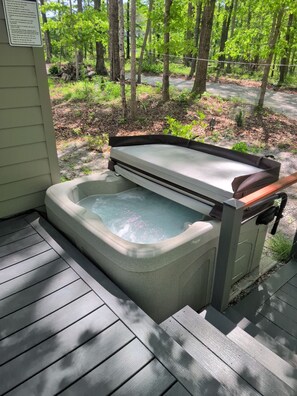 Outdoor spa tub - Cabin by Fall Creek Falls (Spencer)