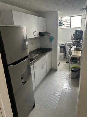 Fridge, microwave, stovetop, coffee/tea maker - Cozy, family and pet-friendly apartment, located right beside a beautiful park. (Bogotá)