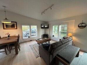 Living area - 5 min walk to downtown Victor! Cozy, peaceful & horse-friendly retreat. (Victor)