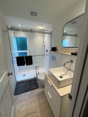 Hair dryer, towels, soap, toilet paper - 5 min walk to downtown Victor! Cozy, peaceful & horse-friendly retreat. (Victor)