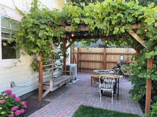 Cozy studio near Pioneer Park, Whitman College and downtown Walla Walla.