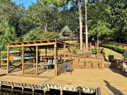 The Treehouse Lakefront Escape with Private Dock, Kayaks & Stunning Views