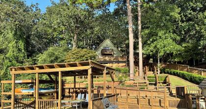 The Treehouse Lakefront Escape with Private Dock, Kayaks & Stunning Views