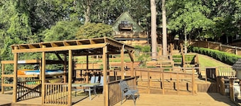 The Treehouse Lakefront Escape with Private Dock, Kayaks & Stunning Views