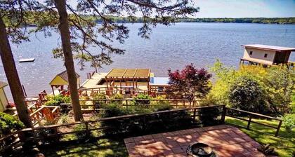 The Treehouse Lakefront Escape with Private Dock, Kayaks & Stunning Views