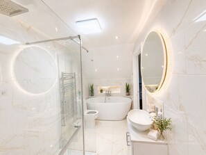 Een douche, een haardroger, handdoeken, toiletpapier
