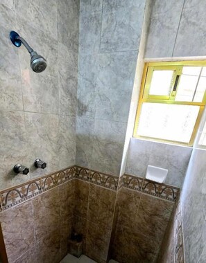 Family Quadruple Room, City View | Bathroom - Hotel Plaza Baratillo (Guanajuato)
