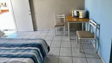 Habitación doble, patio, vista al patio | Espacio para trabajar con laptop y cortinas blackout