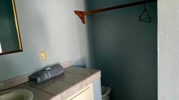 Habitación doble, patio, vista al patio | Baño | Regadera, amenidades de baño gratuitas, secadora de cabello, toallas