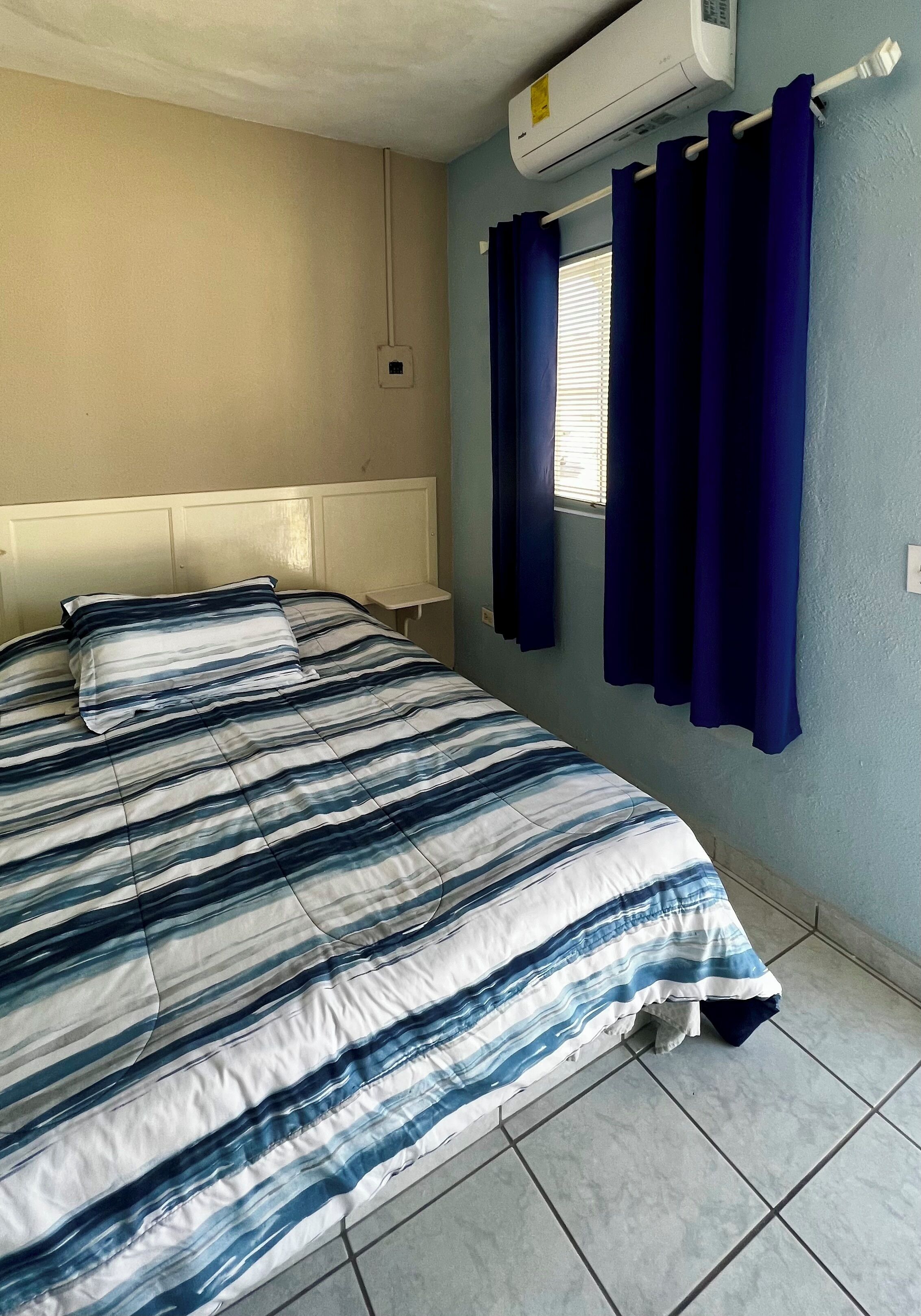 Cortinas blackout, tabla de planchar con plancha y wifi gratis 