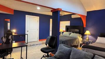 3 chambres, fer et planche à repasser, Wi-Fi, draps fournis