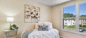 Spacious 4-bedroom townhome in lovely Burke with AC