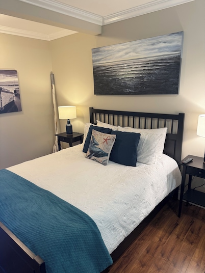 Thetis Island Inn Suite #2 Charming Harbour views, private hot tub on the deck.
