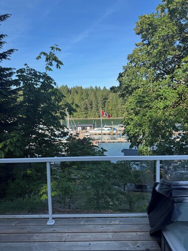 Thetis Island Inn  Suite #2 Charming Harbour views, private hot tub on the deck.