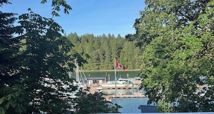 Thetis Island Inn Suite #2 Charming Harbour views, private hot tub on the deck.