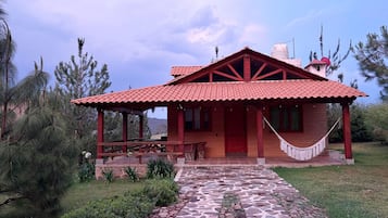 Chalet superior, vista al jardín | Exterior