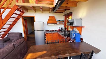 Chalet Premium | Cocina privada | Refrigerador, horno y utensilios de cocina
