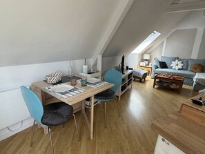 Ein gemütliches Loft-Apartment mit Essbereich, Wohnzimmer und Küchenzeile.