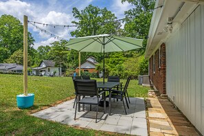 Outdoor dining - Family Retreat Near Truist Park, 3BR/2BA, Fire Pit + Smart TVs (Marietta)