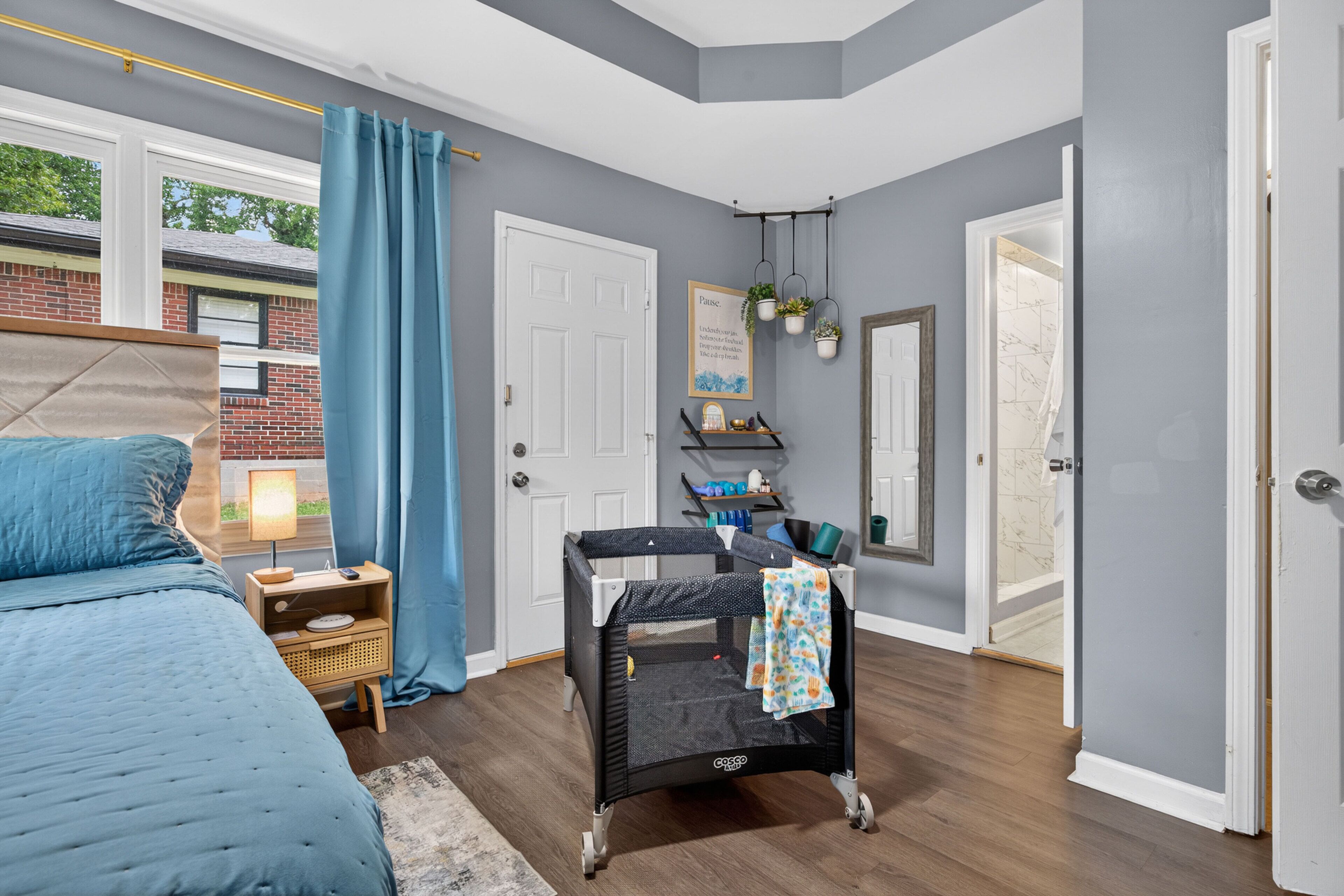 3 bedrooms, desk, iron/ironing board, travel cot