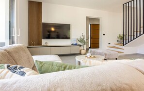 Smart-TV, Tischfußball, Tischtennisplatte