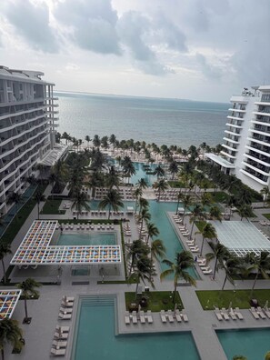 Pool - A spacious 1,830 sqft 2 bedroom suite designed, accommodate up to 6 guests. (Cancún)
