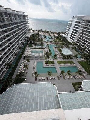 Pool - A spacious 1,830 sqft 2 bedroom suite designed, accommodate up to 6 guests. (Cancún)