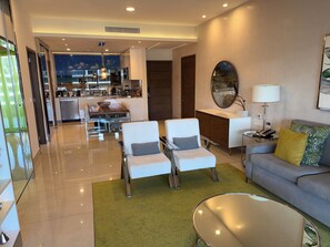 Living area - A spacious 1,830 sqft 2 bedroom suite designed, accommodate up to 6 guests. (Cancún)