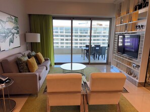 Living area - A spacious 1,830 sqft 2 bedroom suite designed, accommodate up to 6 guests. (Cancún)