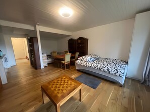 Tabla de planchar con plancha, wifi y ropa de cama 